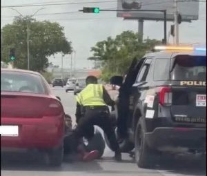 Los dos narcomenudistas detenidos en el poniente de Mérida fueron asegurados junto con sustancias ilegales durante la revisión policial.