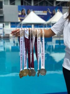 Las nadadoras yucatecas del equipo juvenil muestran sus medallas tras una destacada participación, demostrando que Yucatán sigue brillando en la Olimpiada Nacional.
