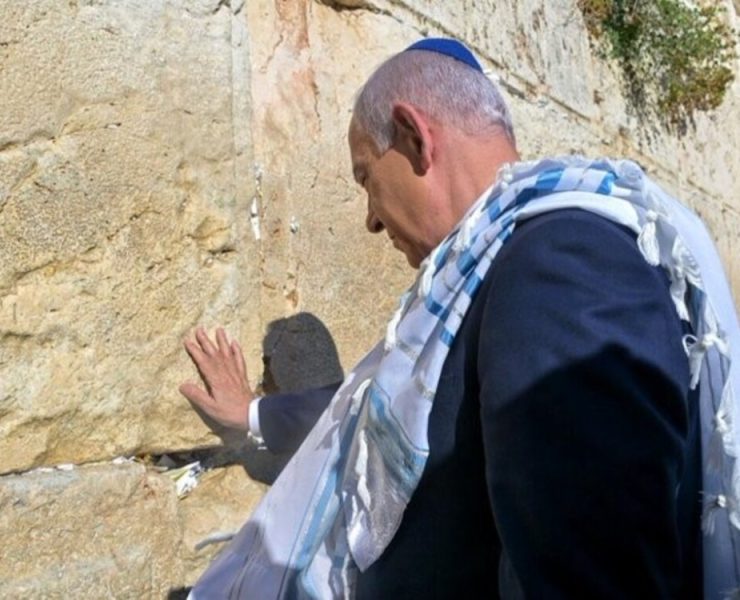 Netanyahu reza por Trump