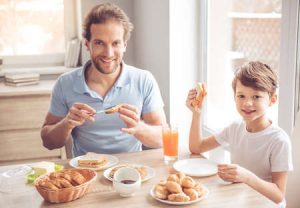 Un desayuno especial preparado en casa se convierte en el regalo ideal para Papá en su día.