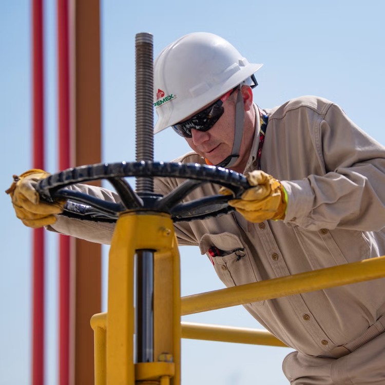 Pemex acumula deuda millonaria