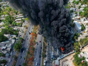 Colaboración entre bomberos, SSP y Ejército Mexicano fue clave para que el incendio en el Periférico de Mérida fuera sofocado rápidamente.