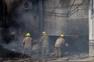 Bomberos trabajan intensamente para controlar las llamas en la bodega ubicada junto al Periférico de Mérida.