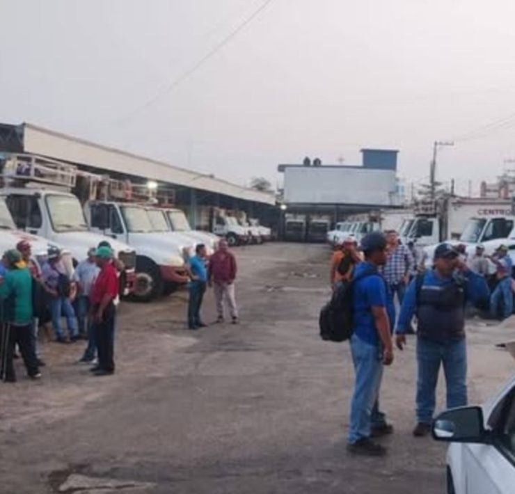 Protestan trabajadores de limpia en Centro
