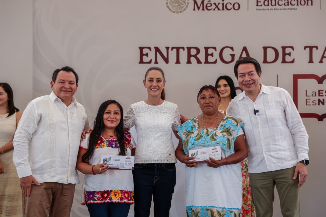 La Presidenta Sheinbaum y Joaquín Díaz Mena entregan apoyos de "La Escuela es Nuestra" en Izamal