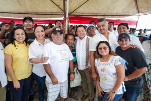 El Gobernador Joaquín Díaz Mena entrega chalecos salvavidas como parte del programa Más seguridad en altamar para pescadores, beneficiando a la comunidad pesquera de Telchac Puerto.