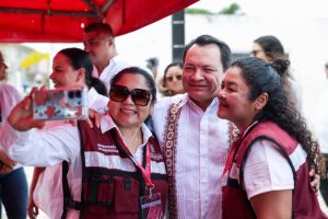 Pescadores y pescadoras reciben radios marinos que fortalecen su seguridad en altamar, una acción impulsada por el Gobierno de Yucatán para proteger la vida en el mar.