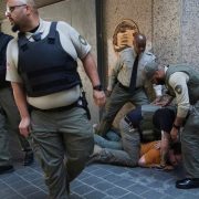 Tom Homan amenaza con arrestar al gobernador de California por bloquear redadas migratorias