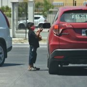 Menores arriesgan su vida al vender en los cruceros de Ciudad del Carmen