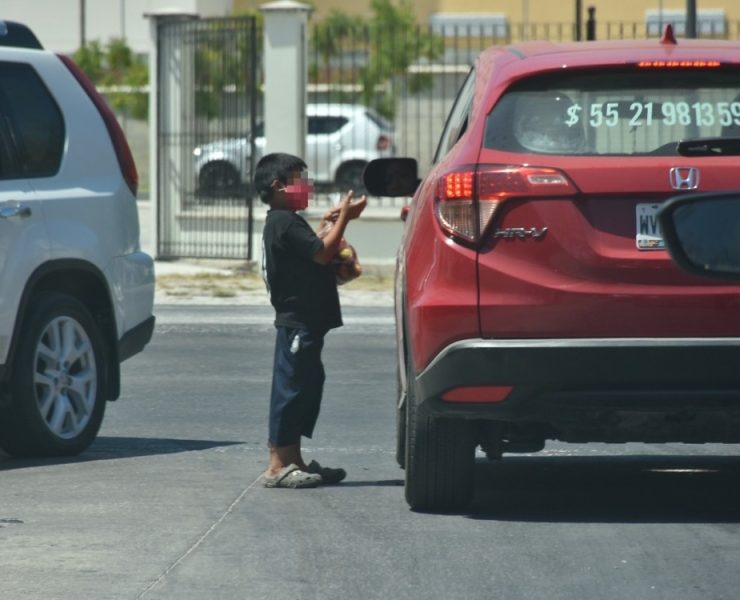 Menores arriesgan su vida al vender en los cruceros de Ciudad del Carmen