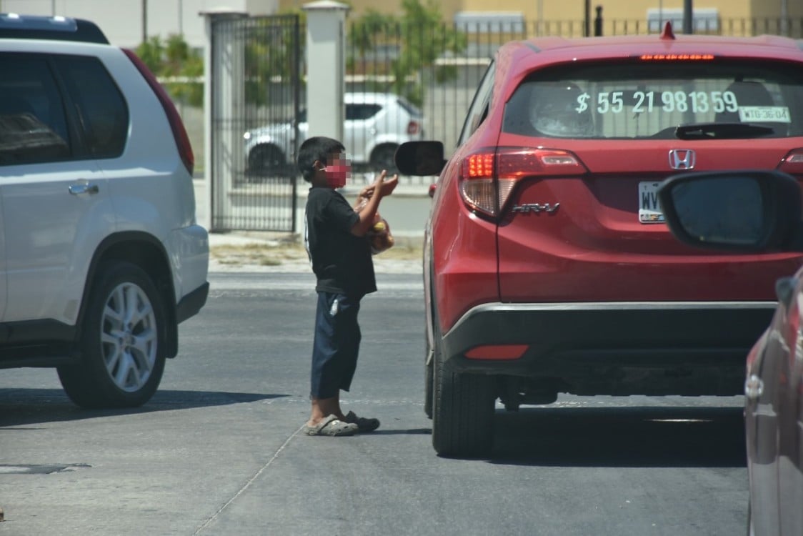 Menores arriesgan su vida al vender en los cruceros de Ciudad del Carmen
