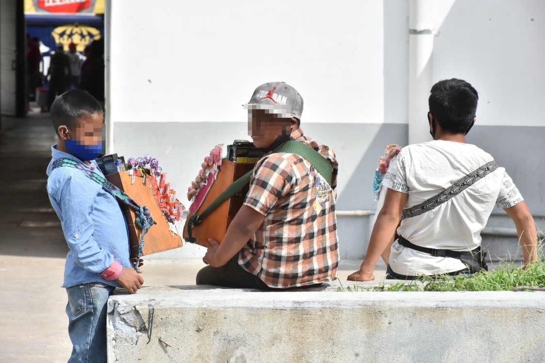 Menores arriesgan su vida al vender en los cruceros de Ciudad del Carmen