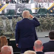 Trump celebra su cumpleaños con desfile militar