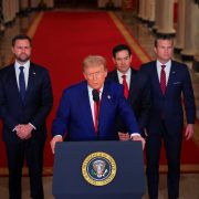 Trump amenaza a Irán "Habrá paz o vendrá una gran tragedia"