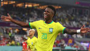 Vinicius Junior pasó de villano a héroe, ya que después de fallar una frente a la portería, minutos más tarde, anotaba el gol que le daba a Brasil el pase a la Copa del Mundo 2026.