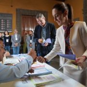 Sheinbaum encabeza jornada histórica con voto en inédita elección judicial: “Viva la democracia”