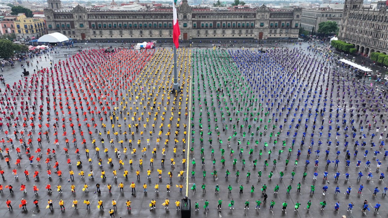 La Ciudad de México se pinta de orgullo: Zócalo se convierte en símbolo global de paz y diversidad