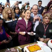 Primer cumpleaños de Sheinbaum como presidenta refleja cercanía con el pueblo y respaldo político