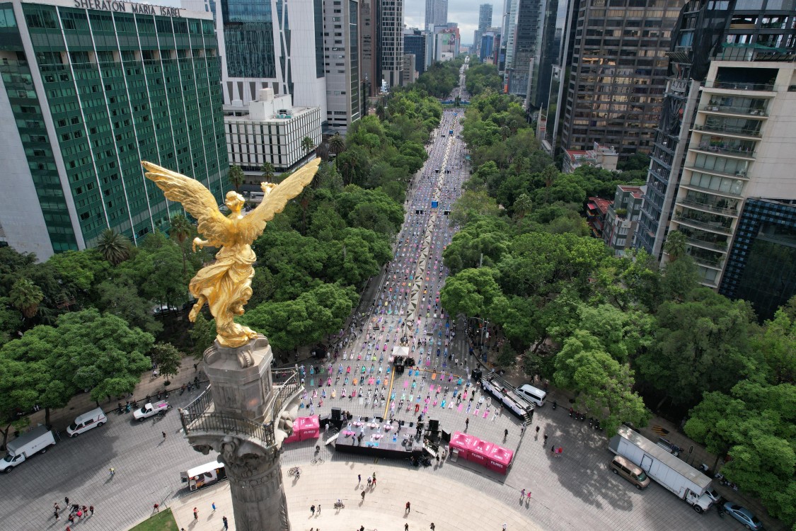 Paseo de la Reforma se convierte en tapete de unión y cultura con la Clase Masiva de Yoga por la Paz