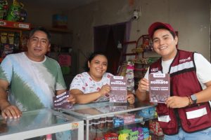 Regidores y líderes del CEE de Morena Yucatán dialogan con vecinos de Progreso, promoviendo la participación en la campaña “Súmate a Morena Somos Millones”.