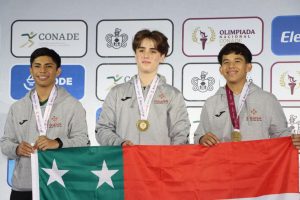 El equipo varonil de tae kwon do de Yucatán celebra su medalla de oro en la modalidad de poomsae, un paso clave para que Yucatán se acerque al cuarto lugar.