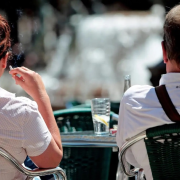 Francia prohibirá fumar en público