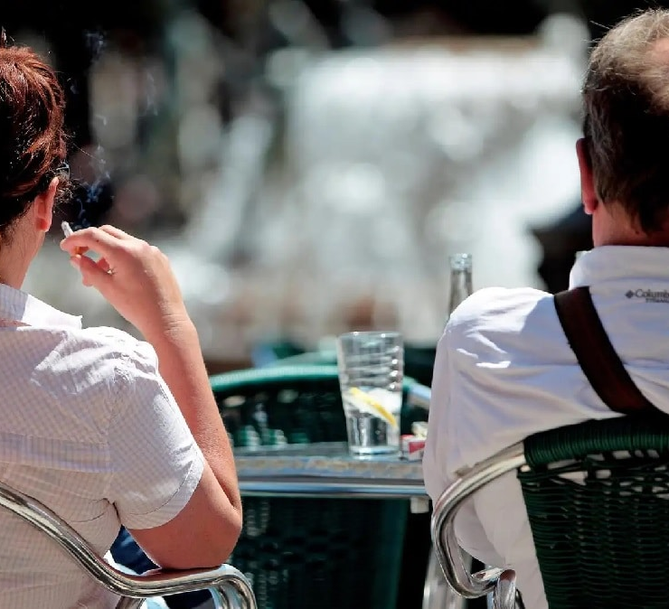 Francia prohibirá fumar en público