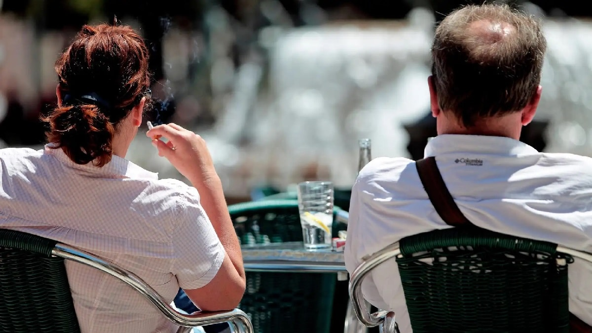 Francia prohibirá fumar en público