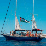 Israel bloquea barco con ayuda humanitaria