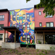 Artista cancunense realiza mural comunitario en EE.UU.