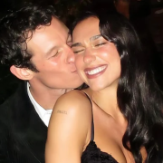 Dua Lipa y Callum Turner están comprometidos