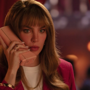 Beso de Belinda y Regina Blandón