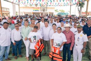 El Gobernador Joaquín Díaz Mena entrega chalecos salvavidas como parte del programa Seguridad en el Mar, con el que se fortalece la pesca y el turismo en la costa yucateca.
