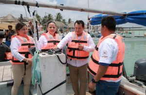 Pescadores de Río Lagartos reciben radios de comunicación marina, esenciales para su seguridad en altamar, mientras se fortalece la pesca y el turismo en Yucatán.