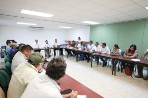 Docentes y autoridades durante la firma del acuerdo que garantiza que reanudarán las clases este lunes en Yucatán, tras días de manifestaciones.