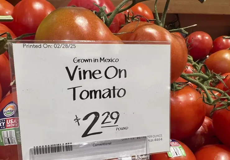 México confía en presión del mercado para revertir arancel al jitomate del 17%