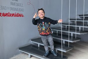 Abelito combina su formación como economista con una exitosa carrera en el entretenimiento, marcando tendencia en el reality.