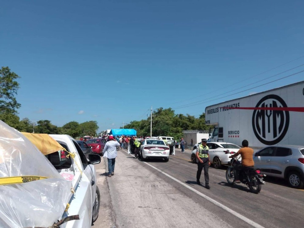 Tráfico lento en la carretera federal 180 de la Península de Atasta