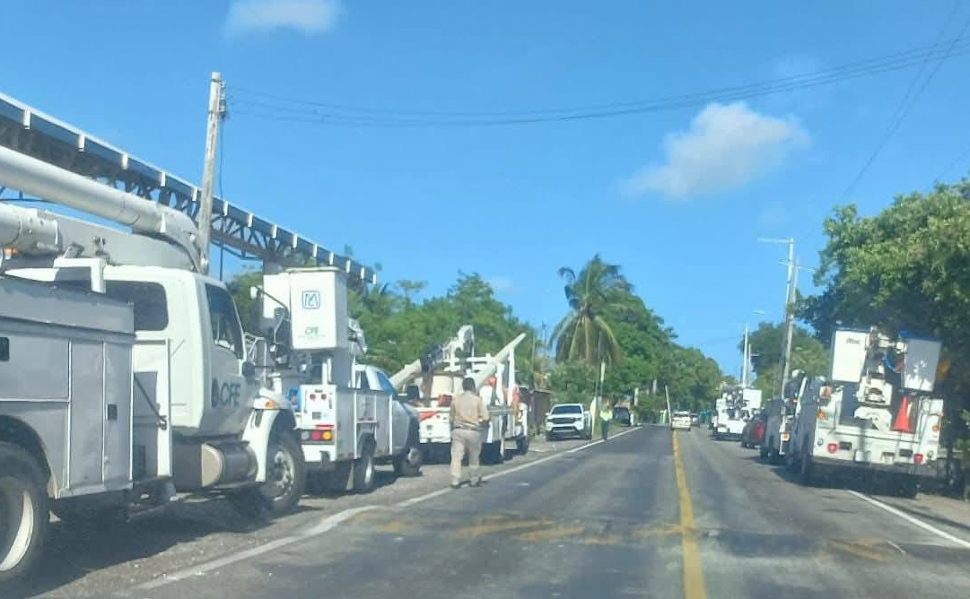 Tráfico lento en la carretera federal 180 de la Península de Atasta