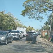 Tráfico lento en la carretera federal 180 de la Península de Atasta