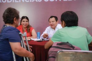El Gobernador Joaquín Díaz Mena durante la séptima jornada de Audiencias con el Pueblo, escuchando y atendiendo las necesidades de los yucatecos de manera directa y comprometida.
