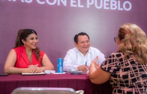 Ciudadanas y ciudadanos participan activamente en las Audiencias con el Pueblo, donde Díaz Mena escucha y atiende las necesidades con soluciones reales.
