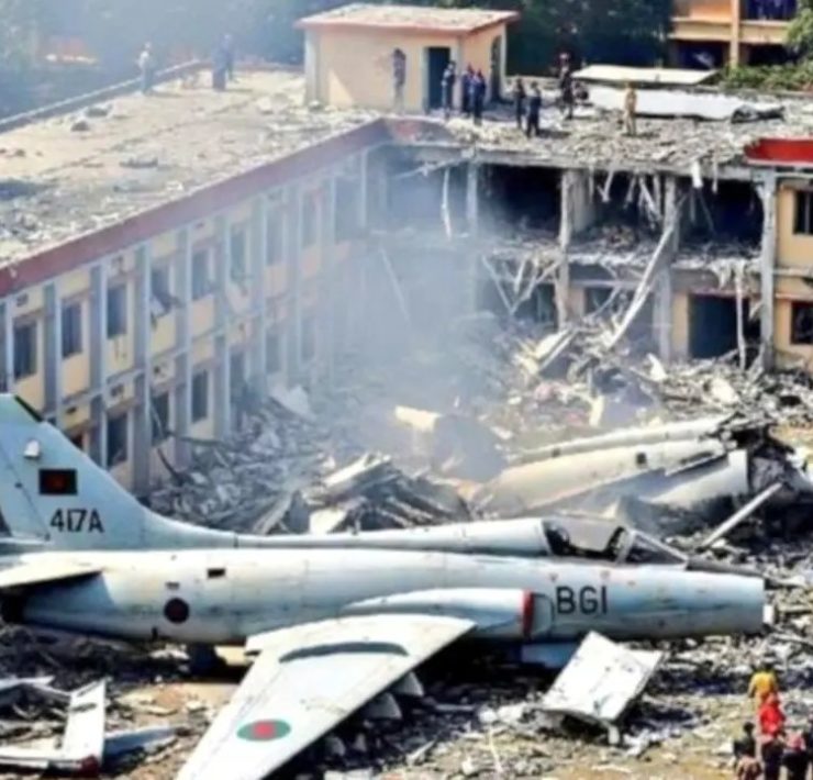 Avión militar se estrella contra escuela en Bangladesh