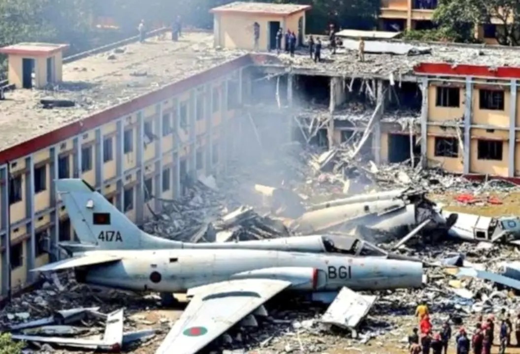 Avión militar se estrella contra escuela en Bangladesh