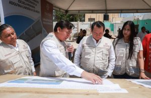 El Gobernador Joaquín Díaz Mena supervisa los avances de la obra donde la primaria de la Colonia Azcorra será reconstruida, beneficiando a cientos de estudiantes y maestros.