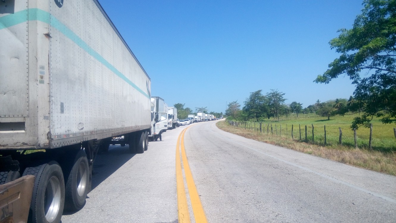 Continúa bloqueo en la carretera de la Península de Atasta
