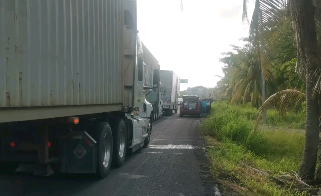 Continúa bloqueo en la carretera de la Península de Atasta