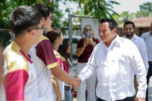 El gobernador Joaquín Díaz Mena durante la entrega de insumos del programa “Cobay de 10”, que fortalece la educación media superior en Yucatán.