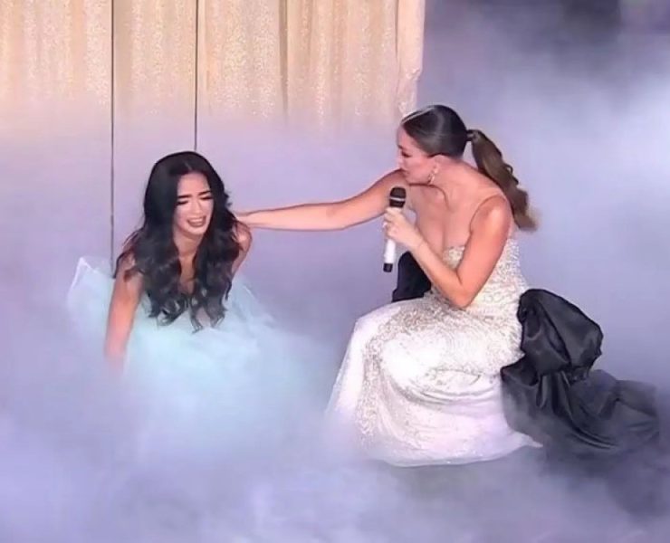 Caída en vivo en concurso de belleza durante un reto extremo en vivo