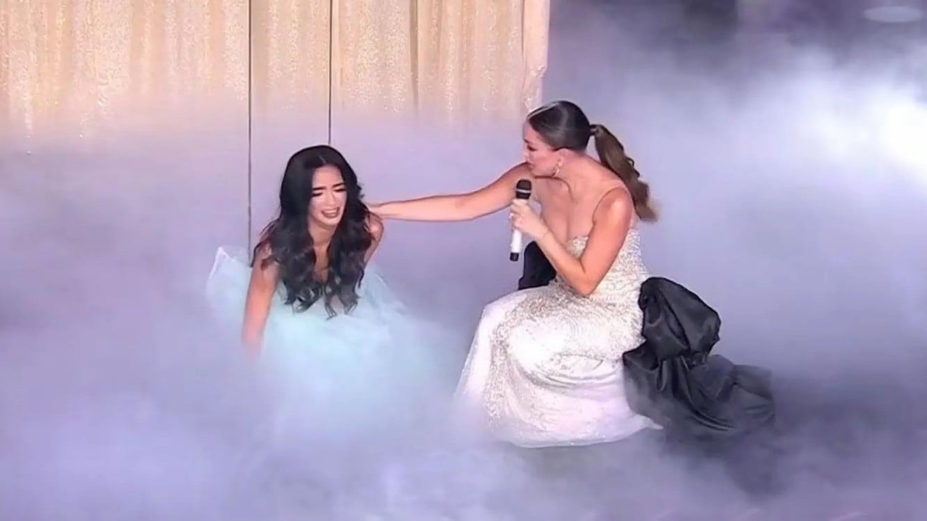 Caída en vivo en concurso de belleza durante un reto extremo en vivo